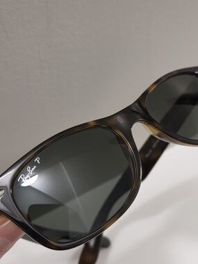 Ray-Ban RB2132 New Wayfarer Polarized – Tortoise 52mm